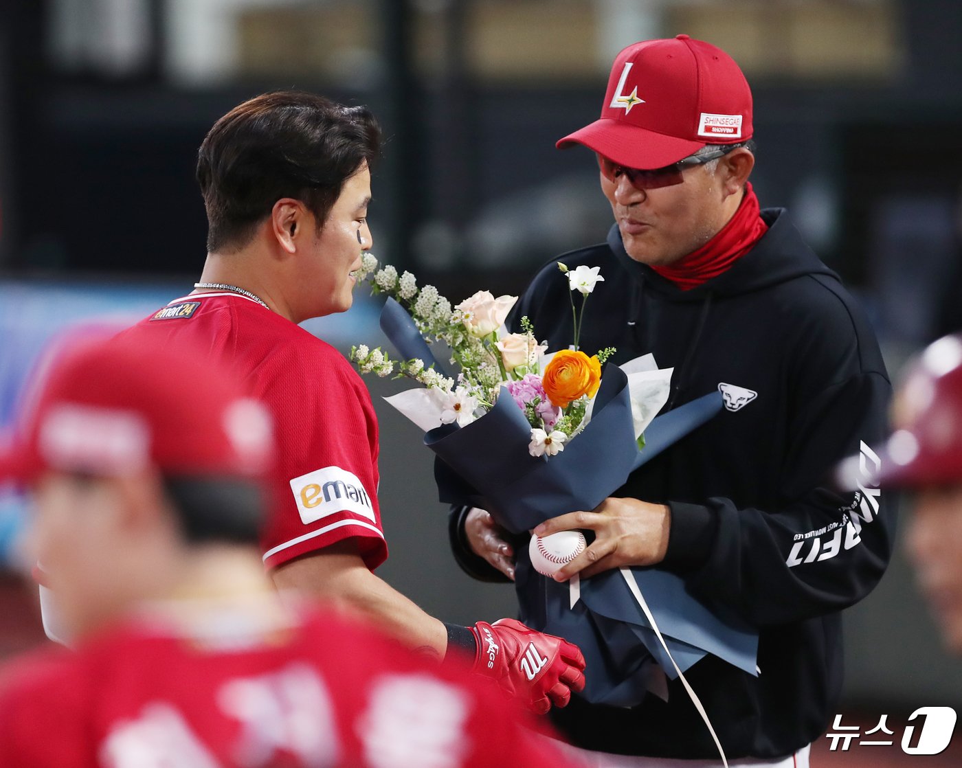 24일 오후 부산 사직야구장에서 열린 &#39;2024 신한 SOL 뱅크 KBO리그&#39; 롯데 자이언츠와 SSG 랜더스의 경기, 2회말 SSG 추신수가 한미 2000안타 기록을 달성한 후 이숭용 감독에게 꽃다발을 받고 있다. 2024.4.24/뉴스1 ⓒ News1 윤일지 기자