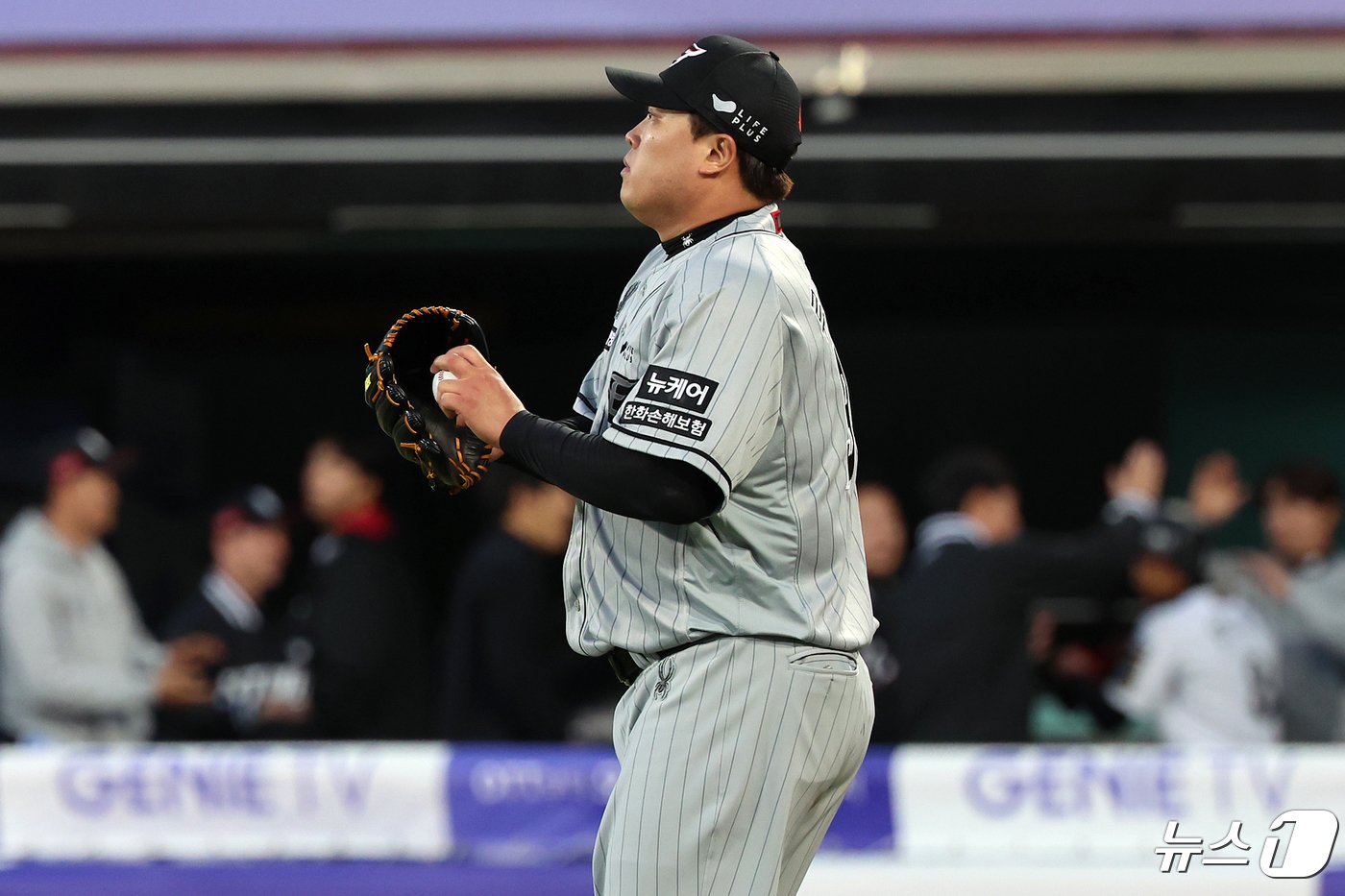 본문 이미지 - 24일 오후 경기도 수원시 장안구 수원KT위즈파크에서 열린 ‘2024 신한은행 SOL뱅크 KBO리그’ 한화 이글스와 kt 위즈의 경기, 통산 100승에 도전하는 한화 류현진이 3회말 1사 1,2루에서 kt 천성호에게 동점 적시타를 허용한 뒤 아쉬워하고 있다. 2024.4.24/뉴스1 ⓒ News1 김진환 기자