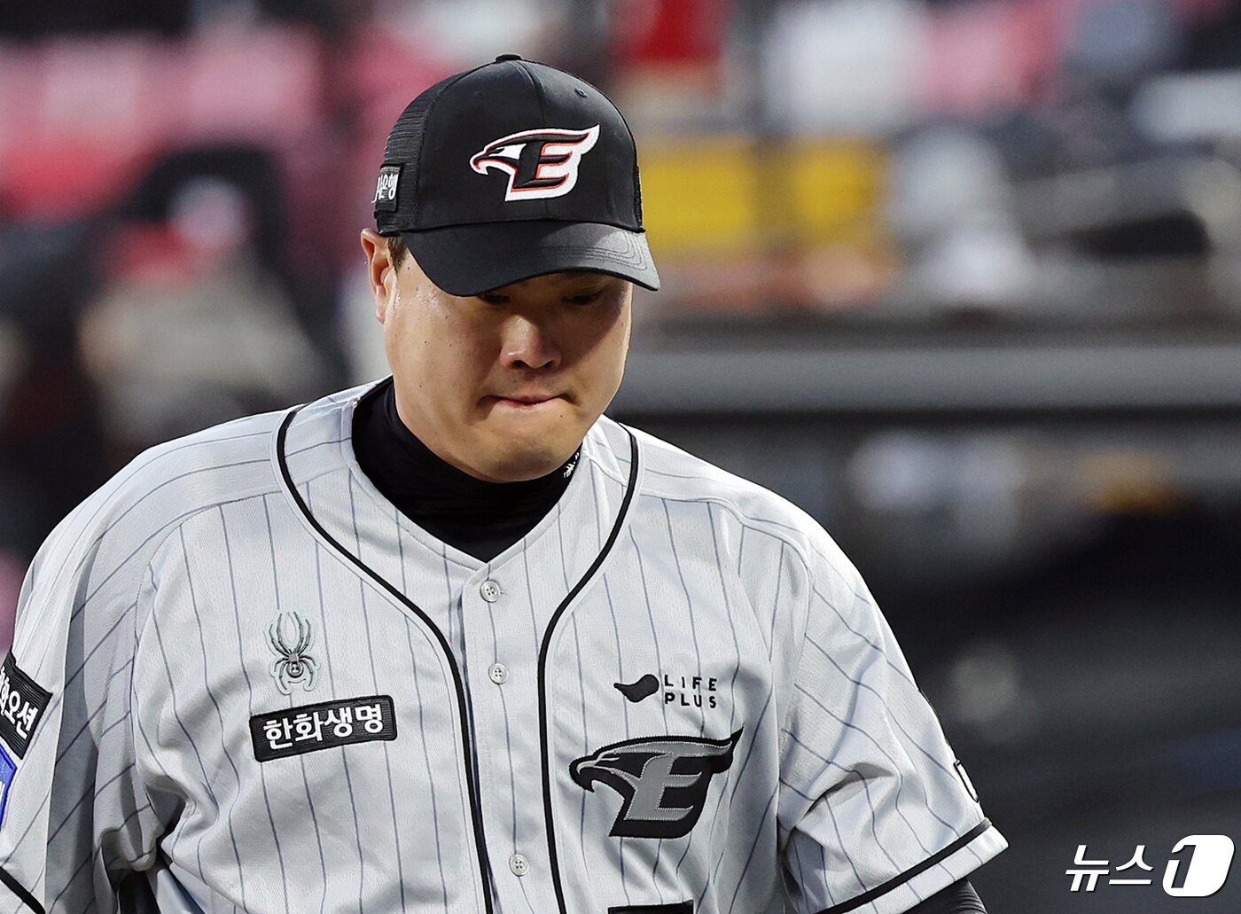 본문 이미지 - 승수 쌓기가 쉽지 않은 한화 이글스 투수 류현진. 2024.4.24/뉴스1 ⓒ News1 김진환 기자