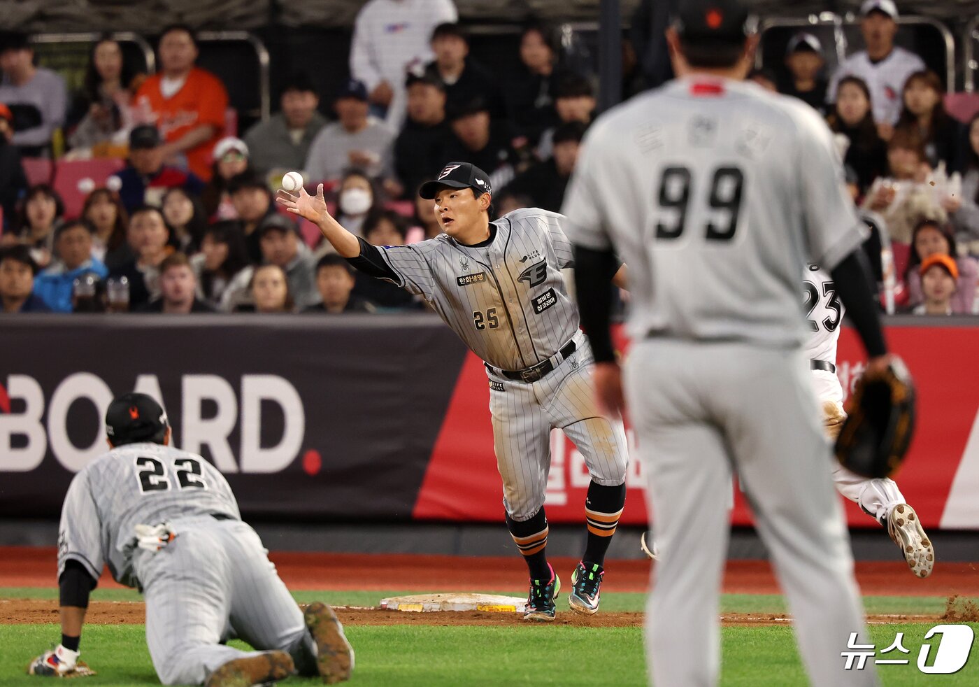 본문 이미지 - 24일 오후 경기도 수원시 장안구 수원KT위즈파크에서 열린 ‘2024 신한은행 SOL뱅크 KBO리그’ 한화 이글스와 kt 위즈의 경기, 한화 2루수 김태연이 4회말 1사 3루에서 kt 조용호의 1루수 앞 땅볼 때 1루수 채은성의 송구를 잡기 위해 손을 뻗고 있다. 결과는 조용호의 내야 안타. 2024.4.24/뉴스1 ⓒ News1 김진환 기자