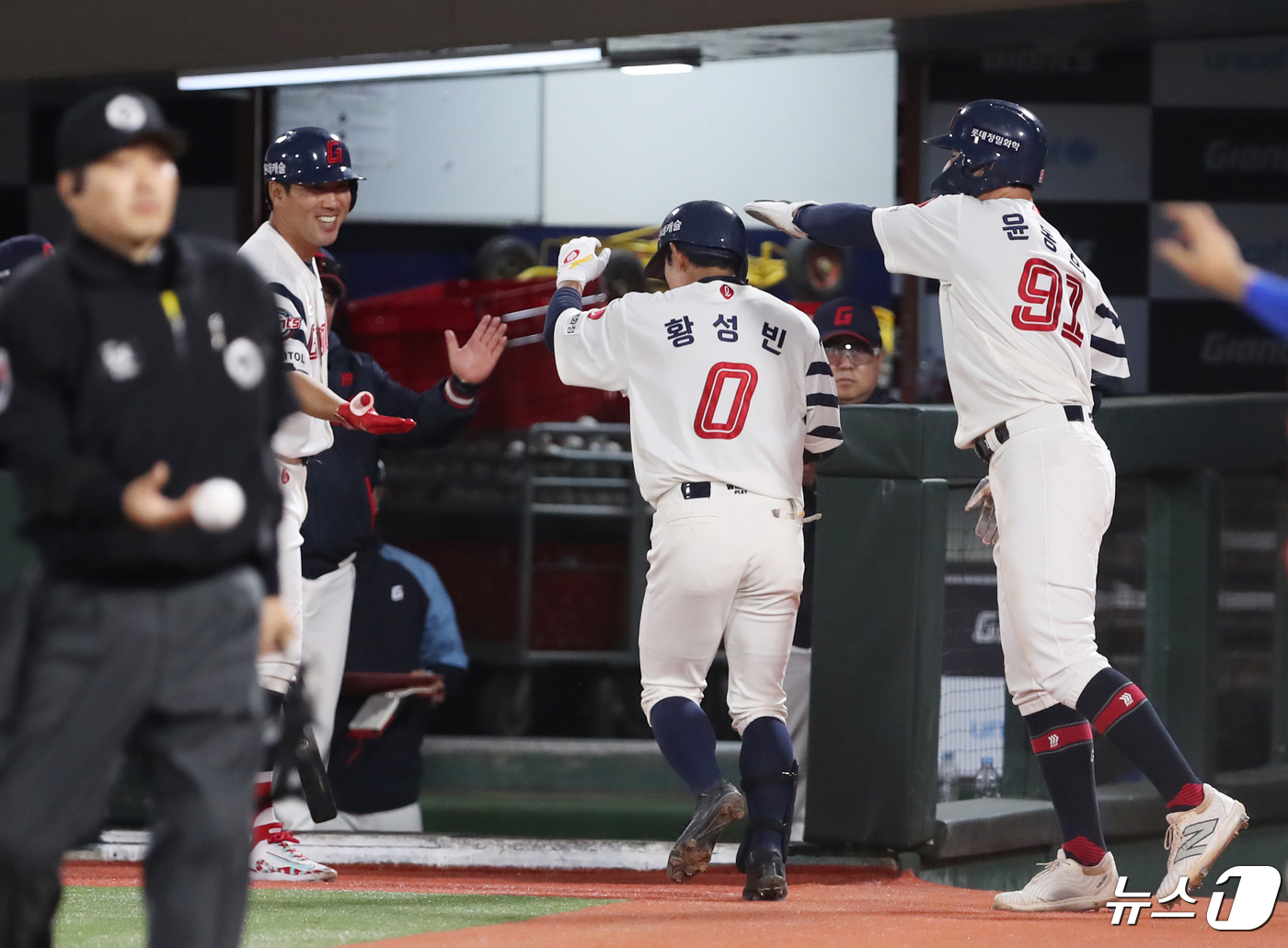 (부산=뉴스1) 윤일지 기자 = 24일 오후 부산 사직야구장에서 열린 '2024 신한 SOL 뱅크 KBO리그' 롯데 자이언츠와 SSG 랜더스의 경기, 3회말 1사 주자 1루 상황 …