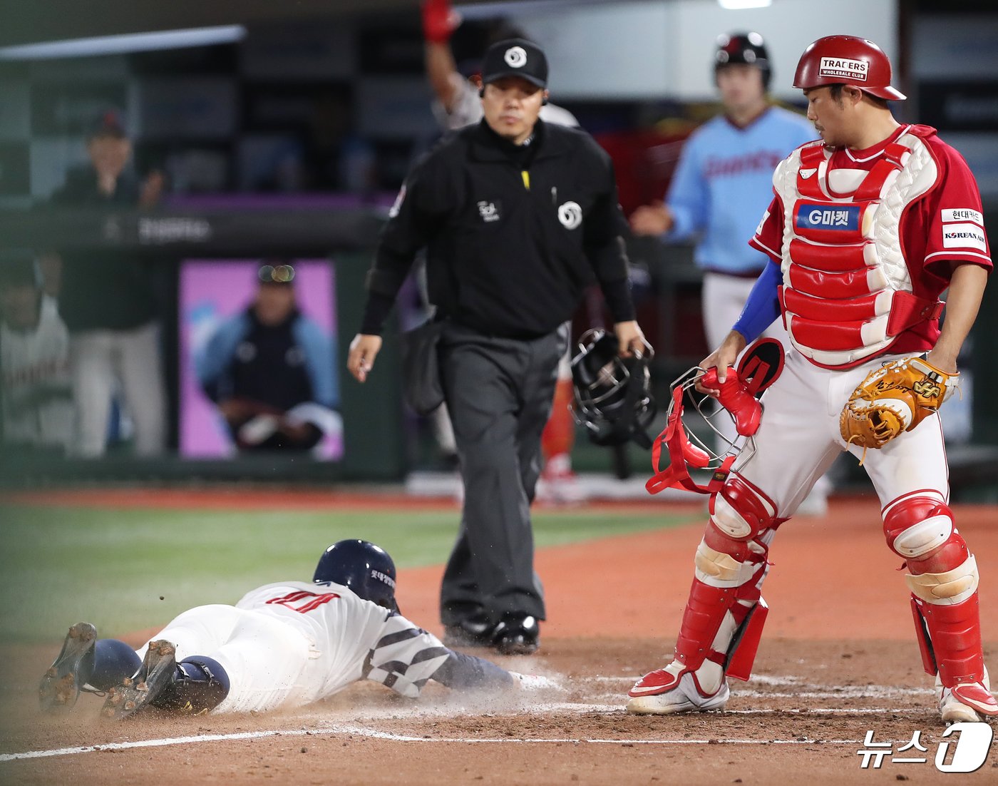 24일 오후 부산 사직야구장에서 열린 &#39;2024 신한 SOL 뱅크 KBO리그&#39; 롯데 자이언츠와 SSG 랜더스의 경기, 3회말 1사 주자 1루 상황 롯데 황성빈이 1타점 3루타를 친 후 SSG의 포구 실책으로 홈인하고 있다. 2024.4.24/뉴스1 ⓒ News1 윤일지 기자