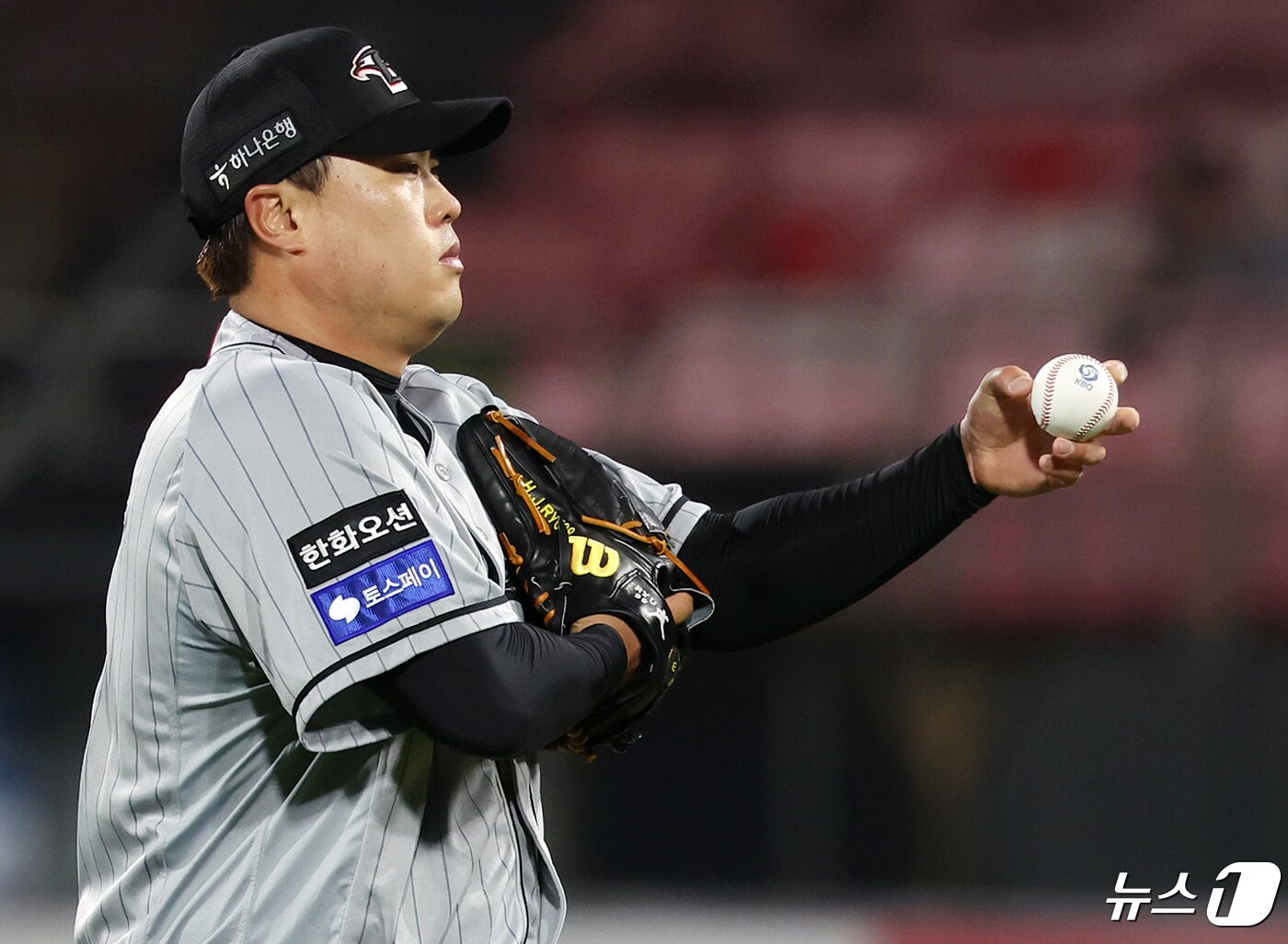 본문 이미지 - 24일 오후 경기도 수원시 장안구 수원KT위즈파크에서 열린 ‘2024 신한은행 SOL뱅크 KBO리그’ 한화 이글스와 kt 위즈의 경기, 4회까지 7실점(5자책)을 기록한 류현진이 아쉬운 표정을 짓고 있다. 2024.4.24/뉴스1 ⓒ News1 김진환 기자