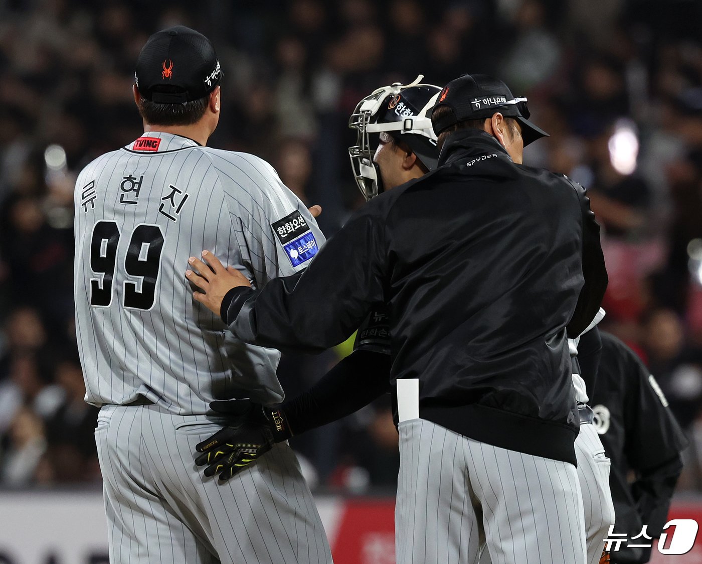 24일 오후 경기도 수원시 장안구 수원KT위즈파크에서 열린 ‘2024 신한은행 SOL뱅크 KBO리그’ 한화 이글스와 kt 위즈의 경기, 한화 박승민 투수코치가 4회말 1사 2루 마운드를 방문해 류현진과 포수 이재원을 다독이고 있다. 2024.4.24/뉴스1 ⓒ News1 김진환 기자