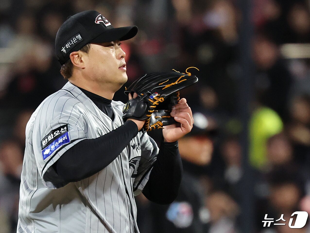본문 이미지 - 24일 오후 경기도 수원시 장안구 수원KT위즈파크에서 열린 ‘2024 신한은행 SOL뱅크 KBO리그’ 한화 이글스와 kt 위즈의 경기, 한화 류현진이 5회말 이닝을 앞두고 구심에게 공을 요청하고 있다. 이날 류현진은 5이닝 동안 7 피안타 2 4사사구 4 삼진 7실점(5자책)을 기록한 뒤 6회말 kt 공격 때 장민재로 교체됐다. 2024.4.24/뉴스1 ⓒ News1 김진환 기자