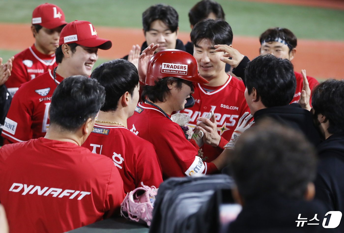 24일 오후 부산 사직야구장에서 열린 &#39;2024 신한 SOL 뱅크 KBO리그&#39; 롯데 자이언츠와 SSG 랜더스의 경기, 5회초 2사 주자 없는 상황 SSG 최정이 468호 홈런으로 KBO리그 통산 최다 홈런 신기록을 달성한 뒤 더그아웃에서 동료들에게 축하를 받고 있다. 2024.4.24/뉴스1 ⓒ News1 윤일지 기자