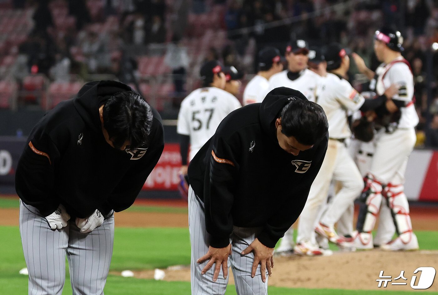 본문 이미지 - 24일 오후 경기도 수원시 장안구 수원KT위즈파크에서 열린 ‘2024 신한은행 SOL뱅크 KBO리그’ 한화 이글스와 kt 위즈의 경기, 1대7 대패를 당한 한화 선수들이 응원 온 팬들을 향해 고개 숙여 인사하고 있다. 2024.4.24/뉴스1 ⓒ News1 김진환 기자