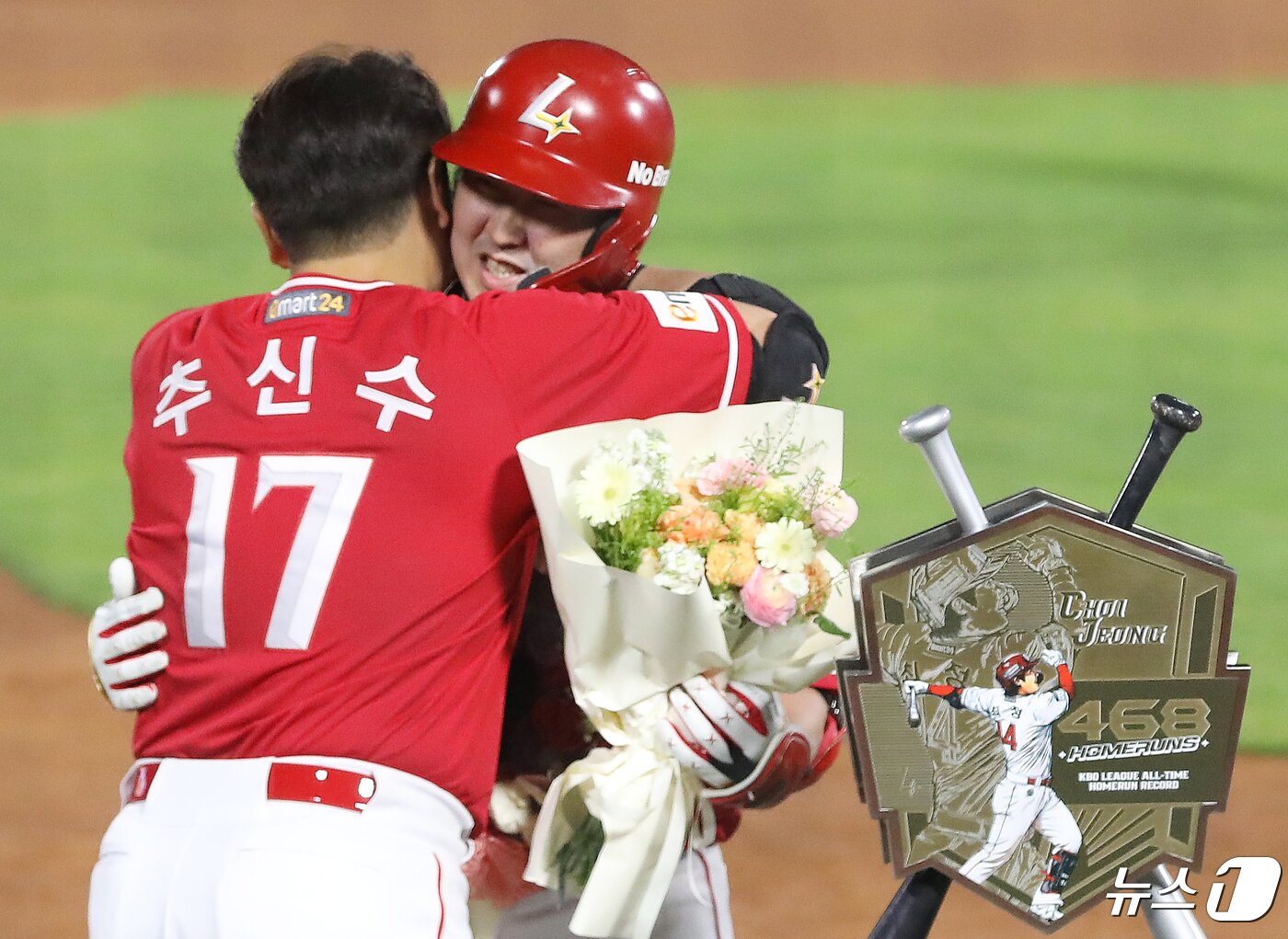 본문 이미지 - 24일 오후 부산 사직야구장에서 열린 &#39;2024 신한 SOL 뱅크 KBO리그&#39; 롯데 자이언츠와 SSG 랜더스의 경기, 5회초 2사 주자 없는 상황 SSG 최정이 468호 홈런으로 KBO리그 통산 최다 홈런 신기록을 달성한 뒤 꽃다발을 들고 추신수와 기쁨을 나누고 있다. 2024.4.24/뉴스1 ⓒ News1 윤일지 기자