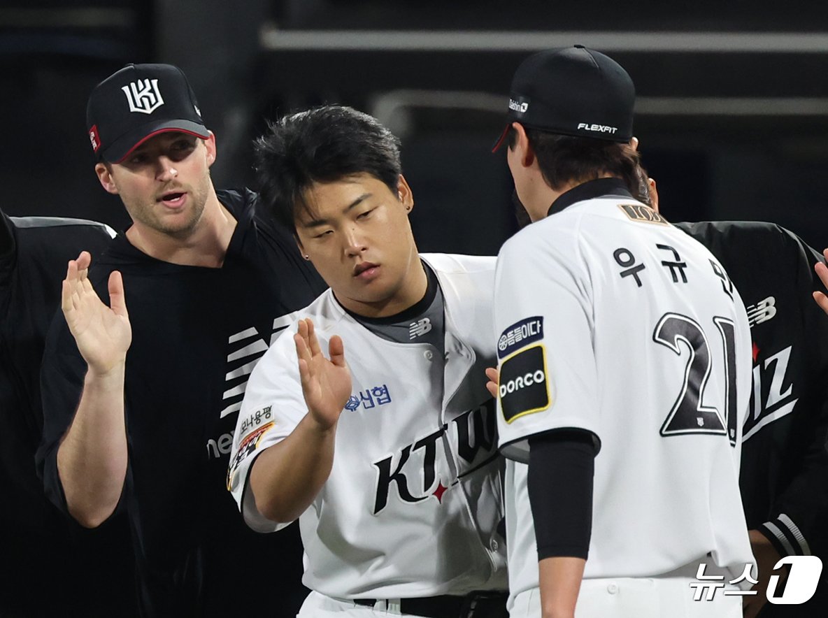 24일 오후 경기도 수원시 장안구 수원KT위즈파크에서 열린 ‘2024 신한은행 SOL뱅크 KBO리그’ 한화 이글스와 kt 위즈의 경기, 7대1 대승을 거둔 kt 벤자민이 우규민과 기쁨을 나누고 있다. 2024.4.24/뉴스1 ⓒ News1 김진환 기자