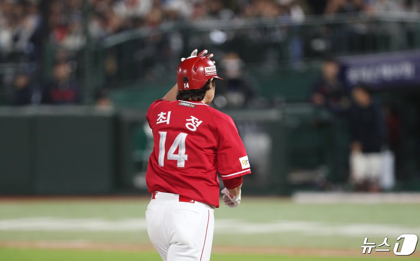 본문 이미지 - 24일 오후 부산 사직야구장에서 열린 '2024 신한 SOL 뱅크 KBO리그' 롯데 자이언츠와 SSG 랜더스의 경기, 5회초 2사 주자 없는 상황 SSG 최정이 솔로 홈런을 친 뒤 그라운드를 돌고 있다. 2024.4.24/뉴스1 ⓒ News1 윤일지 기자