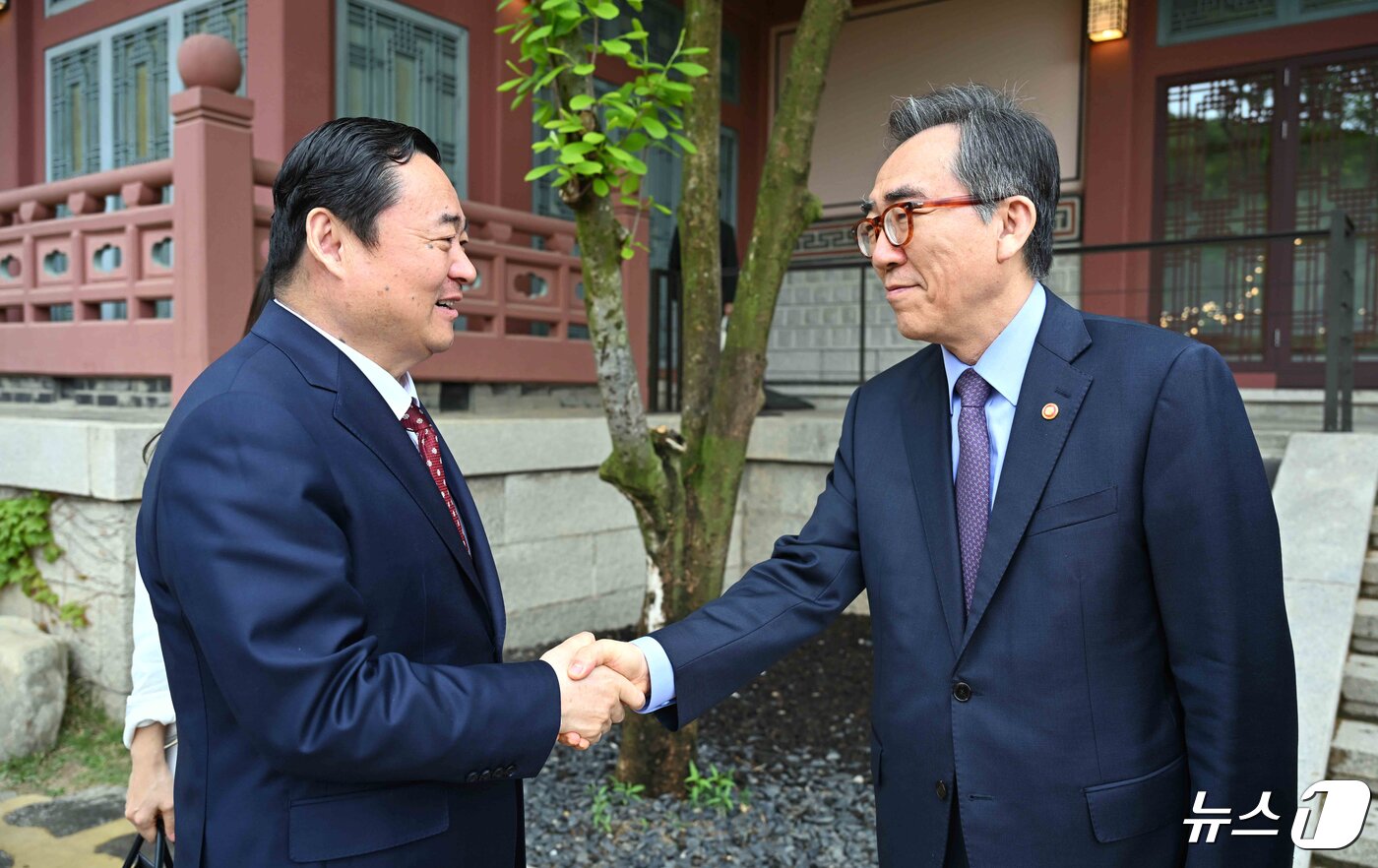 본문 이미지 - 조태열 외교부 장관이 지난 4월 24일 방한 중인 하오펑(郝鹏) 중국 랴오닝성 당서기와 오찬 간담회를 갖으며 악수를 하고 있다. (외교부 제공) 2024.4.24/뉴스1 ⓒ News1 김명섭 기자