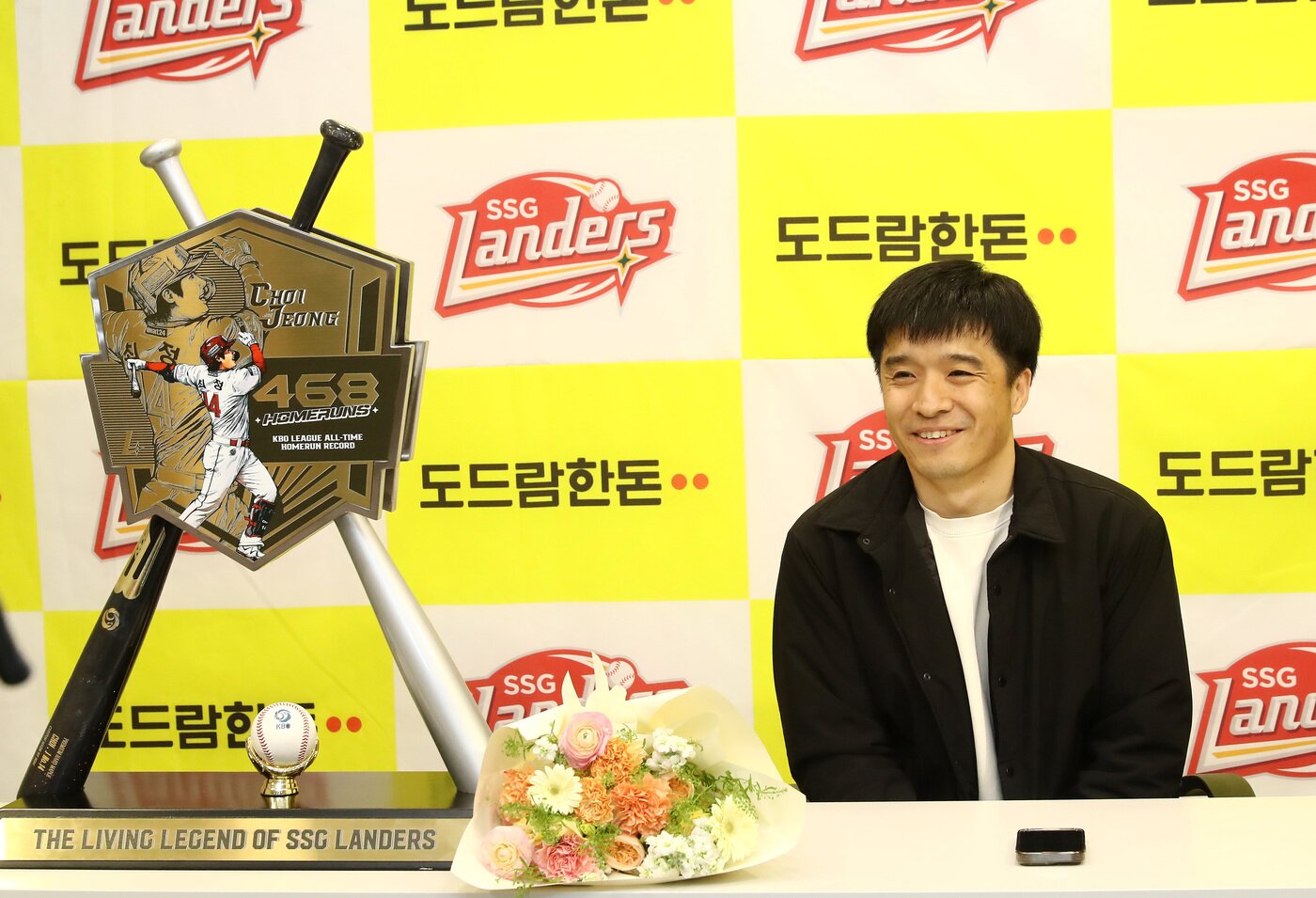 본문 이미지 - 최정이 터뜨린 KBO리그 최다 홈런 신기록 공을 잡은 강성구 씨. (SSG 랜더스 제공