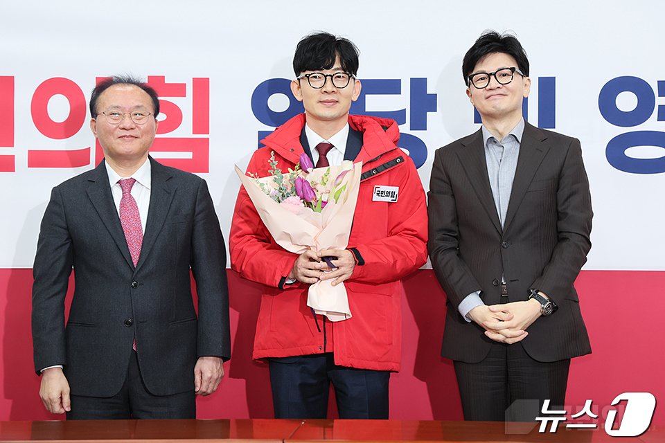 본문 이미지 - 박충권(가운데) 국민의미래 비례대표 당선인이 지난 1월8일 국민의힘 영입인재환영식에 참석한 모습(국민의힘 홈페이지 갈무리).