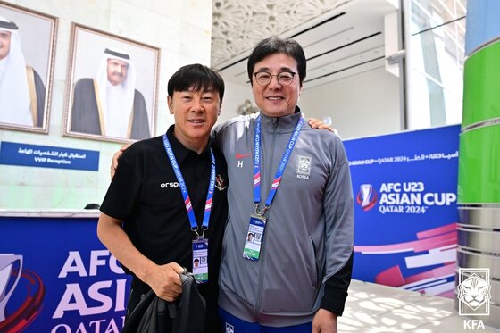 본문 이미지 - 황선홍 U-23 대한민국 축구 국가대표팀 감독이 24일(현지시간) 카타르 도하 압둘라 빈 칼리파 스타디움에서 2024 아시아축구연맹(AFC) U-23 아시안컵 인도네시아와의 8강전을 앞두고 신태용 인도네시아 대표팀 감독과 기념촬영하고 있다.(대한축구협회 제공) 2024.4.24/뉴스1 ⓒ News1 김명섭 기자