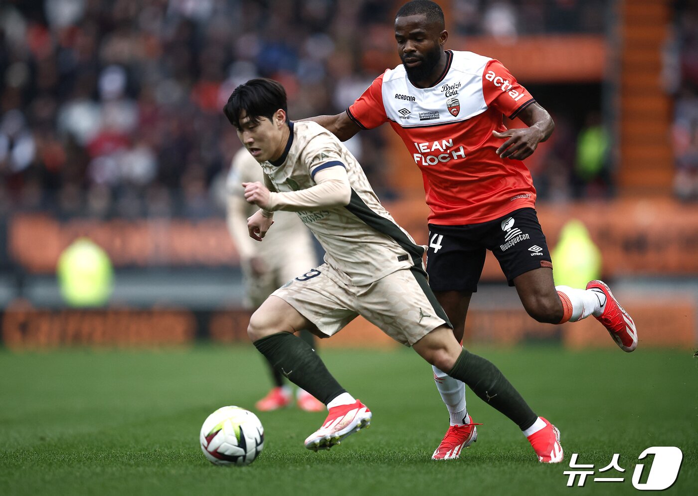 본문 이미지 - PSG의 이강인이 24일(현지시간) 프랑스 로리앙의 스타드 뒤 무스투아르에서 열린 리그1 로리앙과 경기서 상대 선수 제던 칼루루를 따돌리고 있다. 2024.04.25 ⓒ 로이터=뉴스1 ⓒ News1 우동명 기자