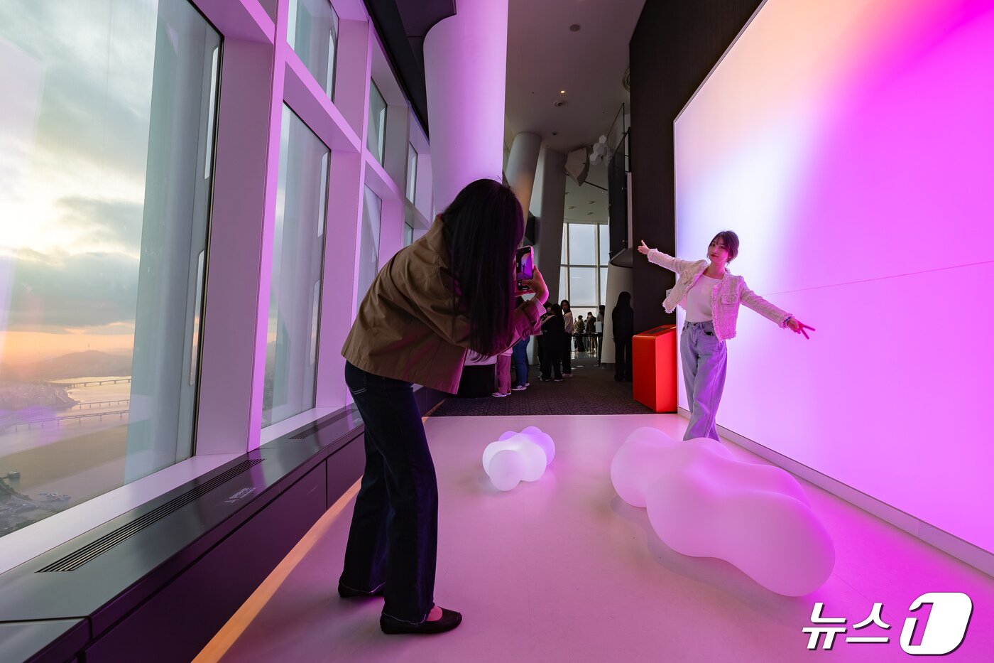 본문 이미지 - 쌍방향 형식 인터랙티브 미디어 아트 전시(롯데월드 제공)