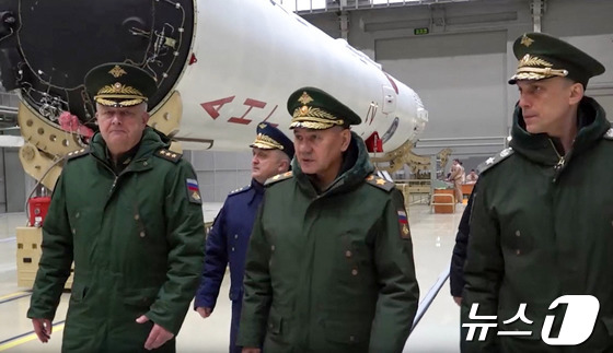 [사진] 플레세츠크 우주선 발사 기지 방문하는 쇼이구 국방