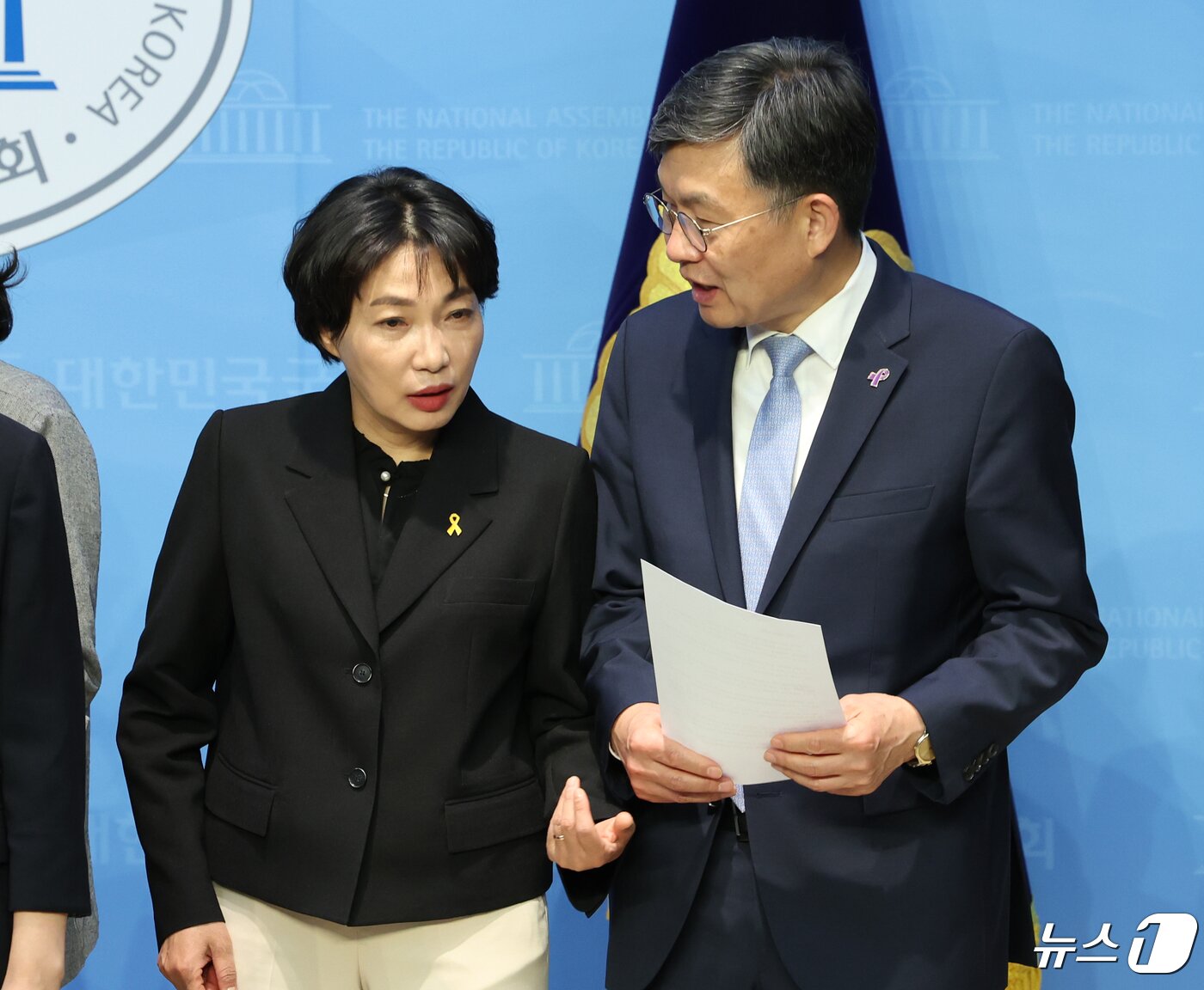 본문 이미지 - 김윤 더불어민주연합 당선인(오른쪽) 2024.4.25/뉴스1 ⓒ News1 ,송원영 기자