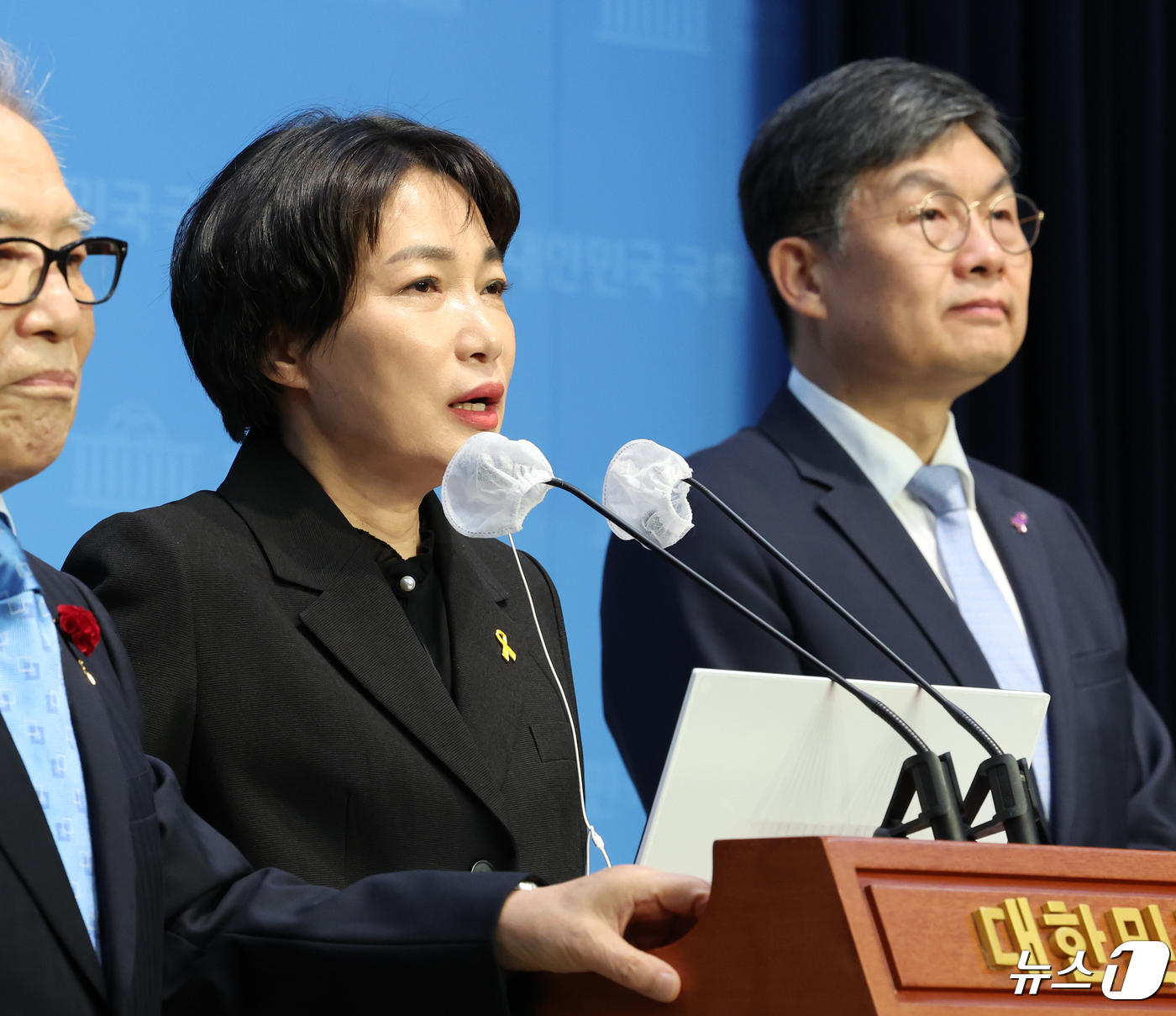 (서울=뉴스1) 송원영 기자 = 서미화, 김윤 더불어민주연합 당선인이 25일 서울 여의도 국회 소통관에서 더불어민주당 합류와 관련 기자회견을 하고 있다. 2024.4.25/뉴스1