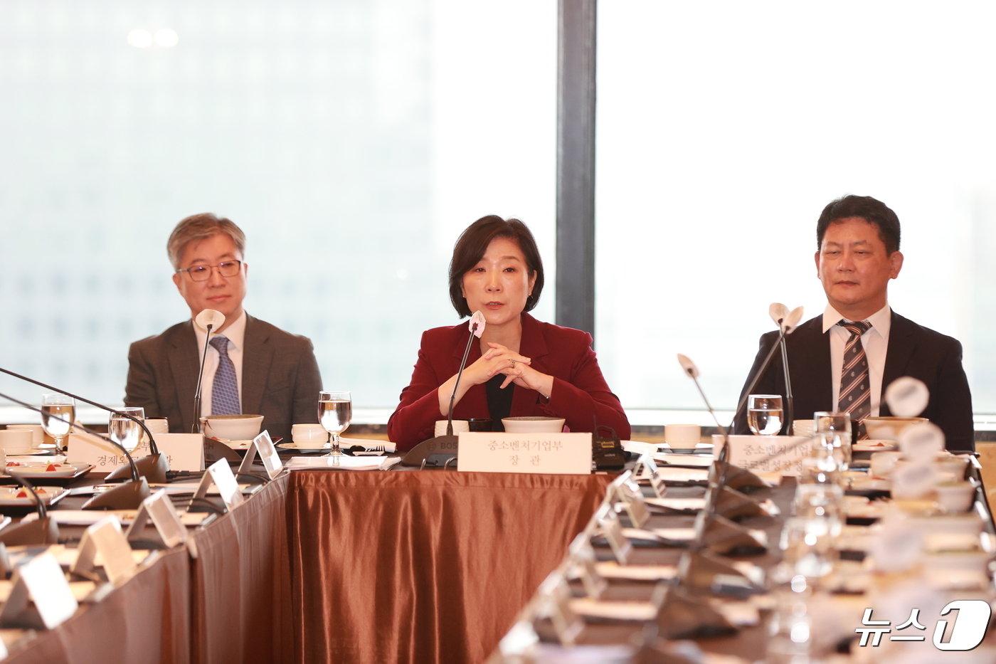 본문 이미지 - 오영주 중소벤처기업부 장관&#40;가운데&#41;이 25일 서울 중구 롯데호텔에서 열린 &#39;다가가는 경제·민생외교, 중소벤처기업부 장관과 재외공관장 간의 만남&#39; 조찬 간담회에서 인사말을 하고 있다. &#40;중소벤처기업부 제공&#41; 2024.4.25/뉴스1