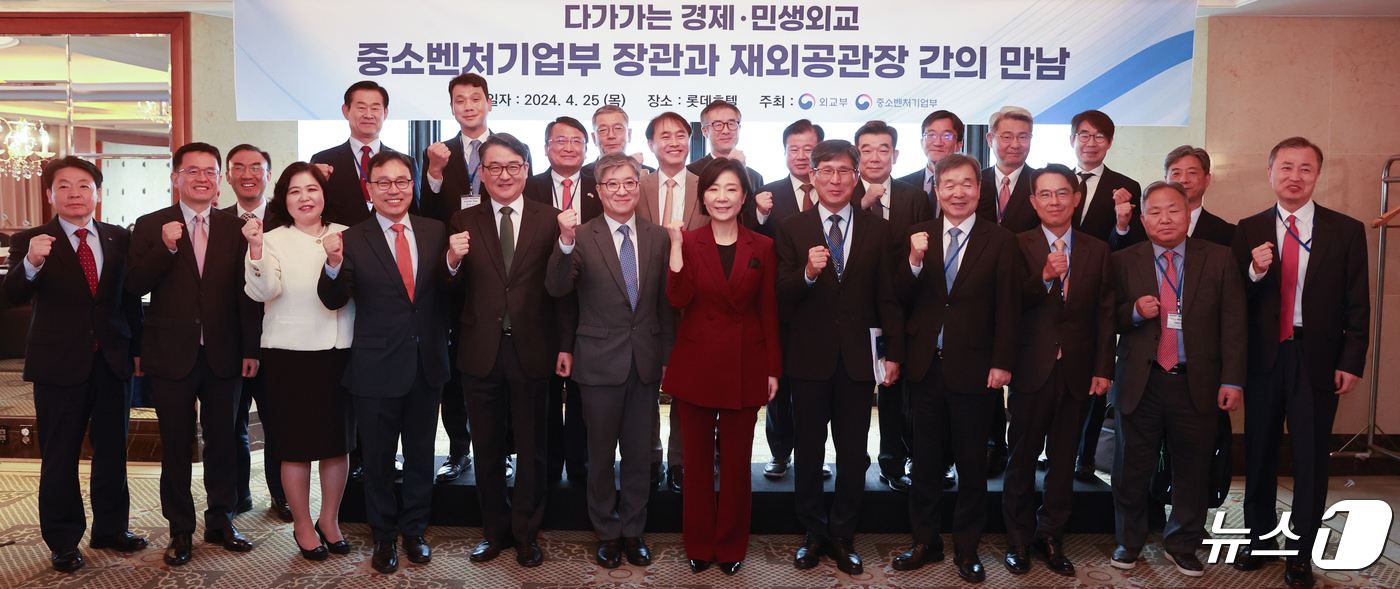 (서울=뉴스1) = 오영주 중소벤처기업부 장관이 25일 서울 중구 롯데호텔에서 열린 '다가가는 경제·민생외교, 중소벤처기업부 장관과 재외공관장 간의 만남' 조찬 간담회에서 참석자들 …