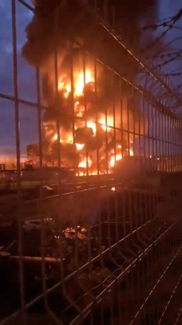 [사진] 우크라 드론 공격 받아 불길 휩싸인 러 에너지 시설
