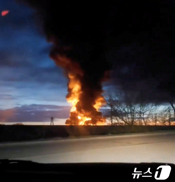 [사진] 우크라 드론 공격 받아 불 타는 러시아 에너지 시설