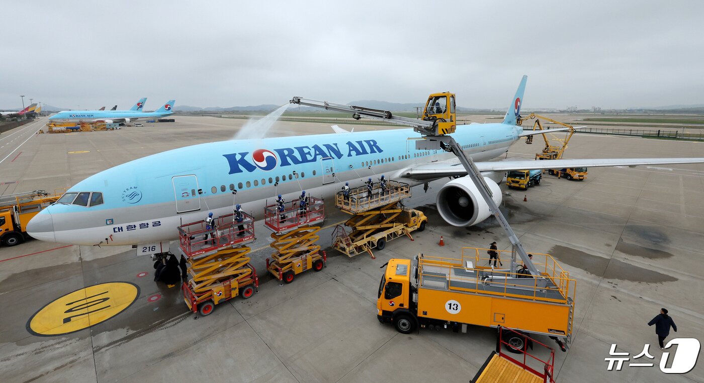 본문 이미지 - 25일 오전 인천 중구 인천국제공항 대한항공 격납고에서 직원들이 봄을 맞아 항공기 동체 세척을 하고 있다. 2024.4.25/뉴스1 ⓒ News1 장수영 기자