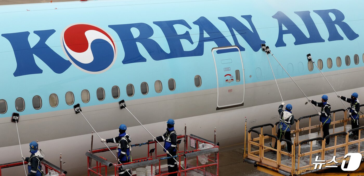본문 이미지 - 25일 오전 인천 중구 인천국제공항 대한항공 격납고에서 직원들이 봄을 맞아 항공기 동체 세척을 하고 있다. 2024.4.25/뉴스1 ⓒ News1 장수영 기자