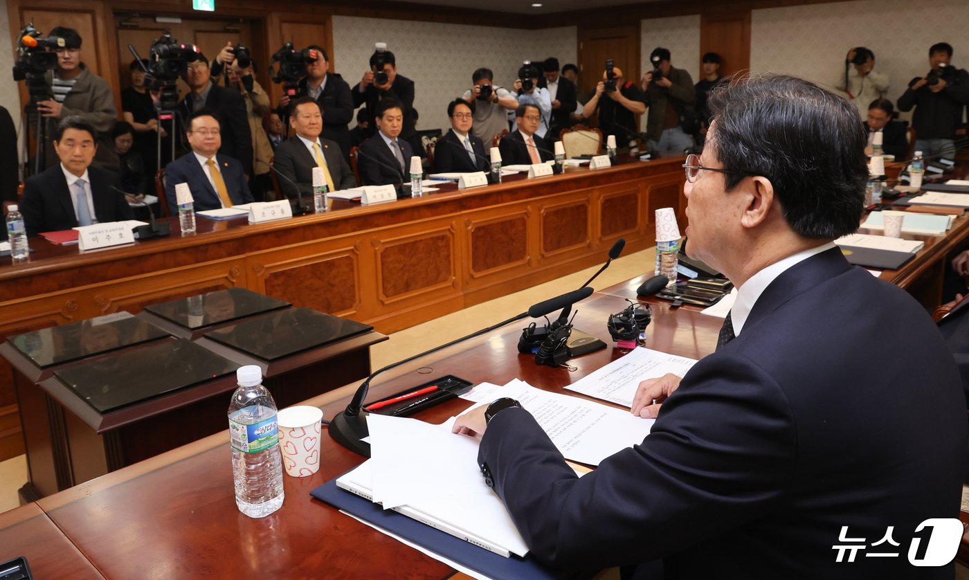 본문 이미지 - 노연홍 의료개혁특별위원회 위원장이 25일 서울 종로구 정부서울청사에서 열린 제1차 의료개혁특별위원회 회의에서 모두발언을 하고 있다. 2024.4.25/뉴스1 ⓒ News1 허경 기자