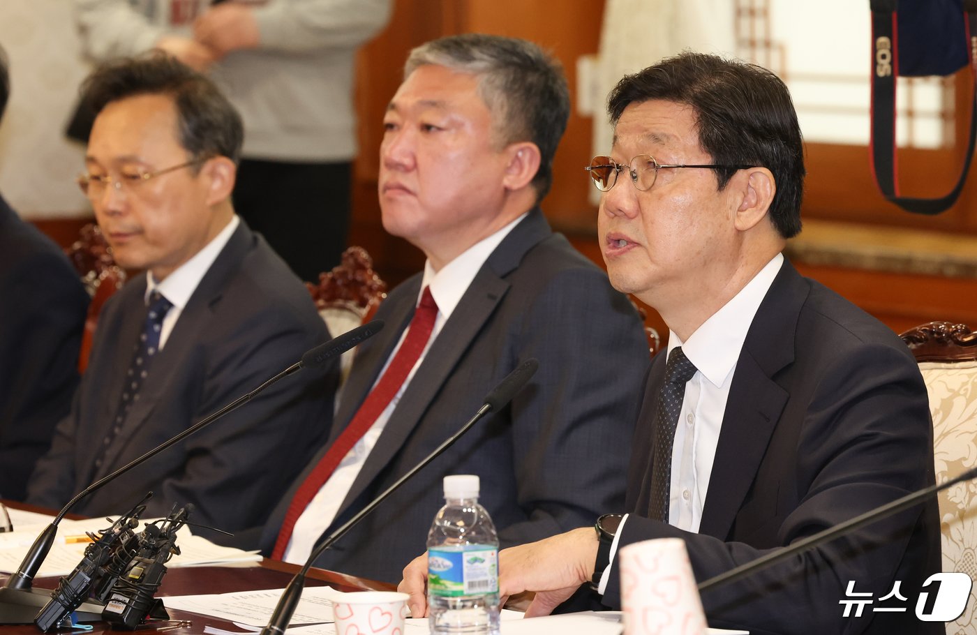 본문 이미지 - 노연홍 의료개혁특별위원회 위원장이 25일 서울 종로구 정부서울청사에서 열린 제1차 의료개혁특별위원회 회의에서 모두발언을 하고 있다. 2024.4.25/뉴스1 ⓒ News1 허경 기자