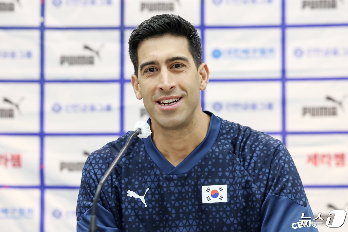 본문 이미지 - 이싸나예 라미레스  대한민국 남자배구 국가대표팀 감독이 25일 오전 서울 송파구 올림픽파크텔에서 열린 '대한민국 배구 국가대표팀 신임 감독 기자회견'에서 취임 소감을 밝히고 있다. 2024.4.25/뉴스1 ⓒ News1 민경석 기자