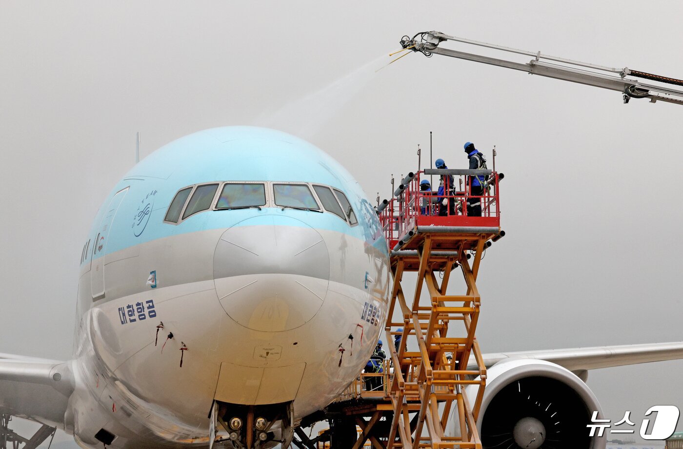 본문 이미지 - 25일 오전 인천 중구 인천국제공항 대한항공 격납고에서 직원들이 봄을 맞아 항공기 동체 세척을 하고 있다. 2024.4.25/뉴스1 ⓒ News1 장수영 기자
