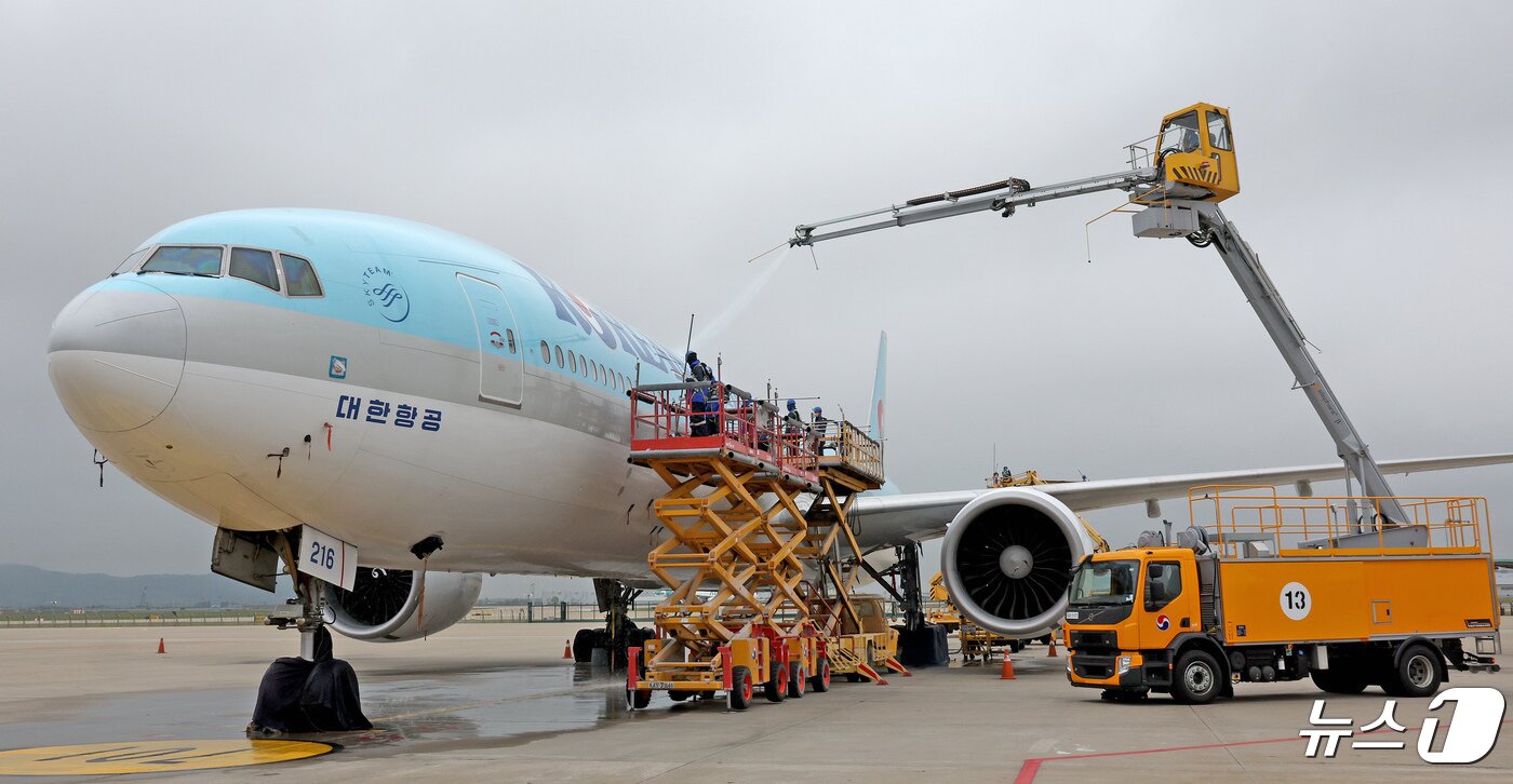 본문 이미지 - 25일 오전 인천 중구 인천국제공항 대한항공 격납고에서 직원들이 봄을 맞아 항공기 동체 세척을 하고 있다. 2024.4.25/뉴스1 ⓒ News1 장수영 기자