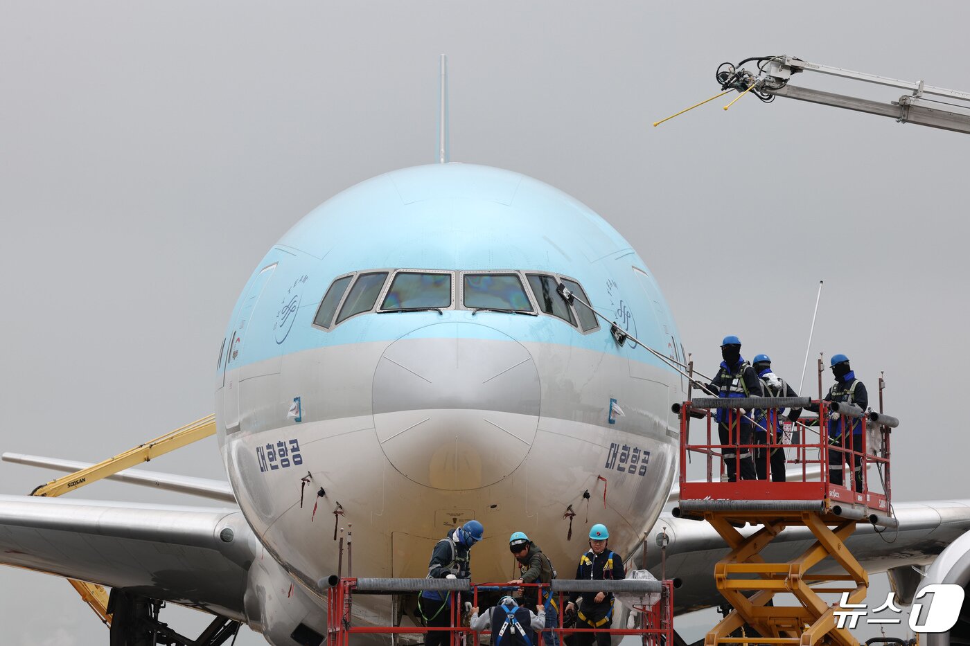 본문 이미지 - 25일 오전 인천 중구 인천국제공항 대한항공 격납고에서 직원들이 봄을 맞아 항공기 동체 세척을 하고 있다. (공동취재) 2024.4.25/뉴스1 ⓒ News1 장수영 기자