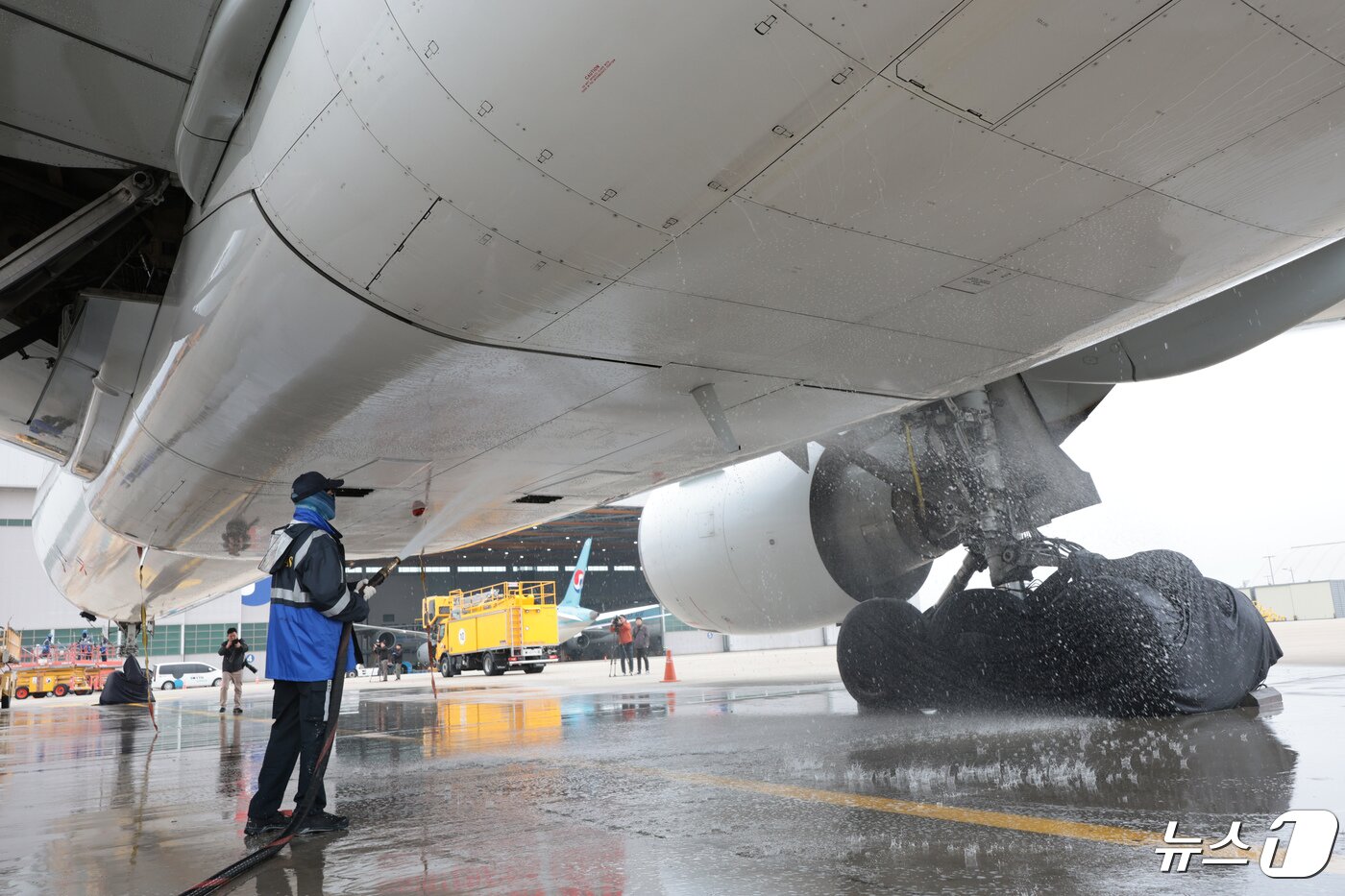 본문 이미지 - 25일 오전 인천 중구 인천국제공항 대한항공 격납고에서 직원들이 봄을 맞아 항공기 동체 세척을 하고 있다. (공동취재) 2024.4.25/뉴스1 ⓒ News1 장수영 기자