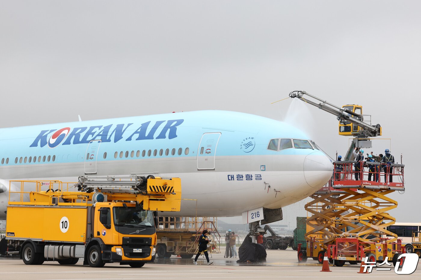 본문 이미지 - 25일 오전 인천 중구 인천국제공항 대한항공 격납고에서 직원들이 봄을 맞아 항공기 동체 세척을 하고 있다. (공동취재) 2024.4.25/뉴스1 ⓒ News1 장수영 기자