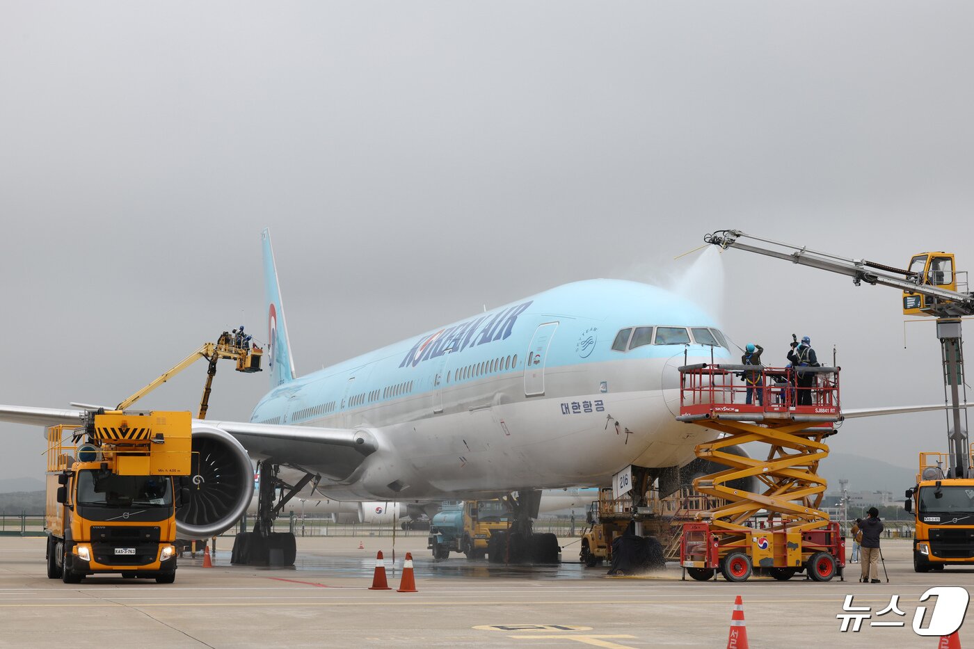 본문 이미지 - 25일 오전 인천 중구 인천국제공항 대한항공 격납고에서 직원들이 봄을 맞아 항공기 동체 세척을 하고 있다. (공동취재) 2024.4.25/뉴스1 ⓒ News1 장수영 기자