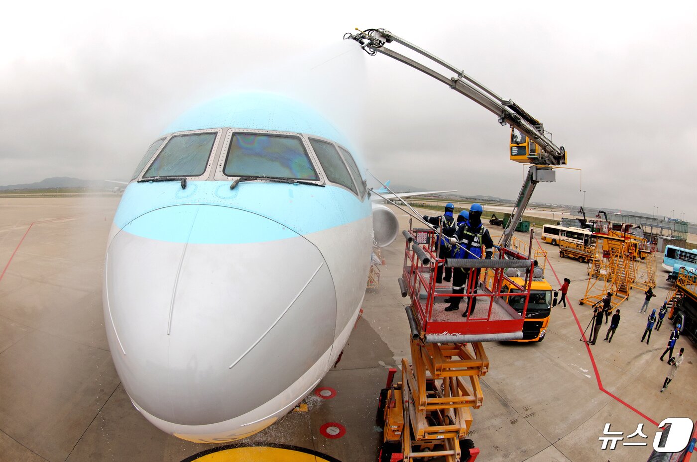 본문 이미지 - 25일 오전 인천 중구 인천국제공항 대한항공 격납고에서 직원들이 봄을 맞아 항공기 동체 세척을 하고 있다. 2024.4.25/뉴스1 ⓒ News1 장수영 기자