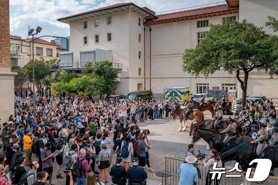 [사진] 대학생 가자 반전 시위 지켜보는 텍사스 기마 경찰