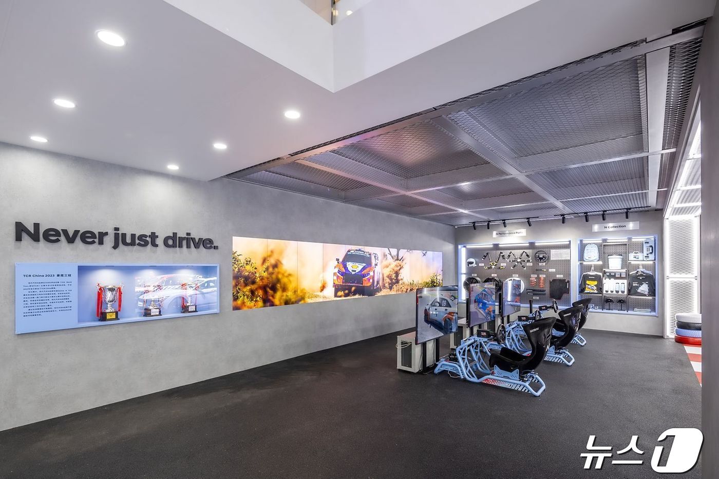 본문 이미지 -  현대차는 25일(현지시각) 중국국제전람중심 순의관(China International Exhibition Center, Shunyi New Hall)에서 열린 ‘2024 베이징 국제 모터쇼(Auto China 2024)’에서 ‘아이오닉 5 N’과 ‘디 올 뉴 싼타페’를 공개하고, ‘더 뉴 투싼’을 중국 시장에 최초로 공개했다.2024 베이징 국제 모터쇼 현대차관 N브랜드존 내 체험형 콘텐츠 ‘N 레이싱 시뮬레이터’.(현대차 제공)