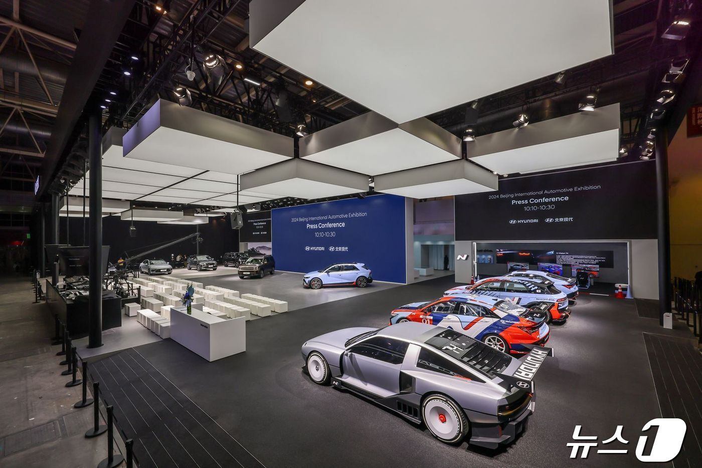 본문 이미지 -  현대차는 25일(현지시각) 중국국제전람중심 순의관(China International Exhibition Center, Shunyi New Hall)에서 열린 ‘2024 베이징 국제 모터쇼(Auto China 2024)’에서 ‘아이오닉 5 N’과 ‘디 올 뉴 싼타페’를 공개하고, ‘더 뉴 투싼’을 중국 시장에 최초로 공개했다. 2024 베이징 국제 모터쇼 현대차관 전경.(현대차 제공)