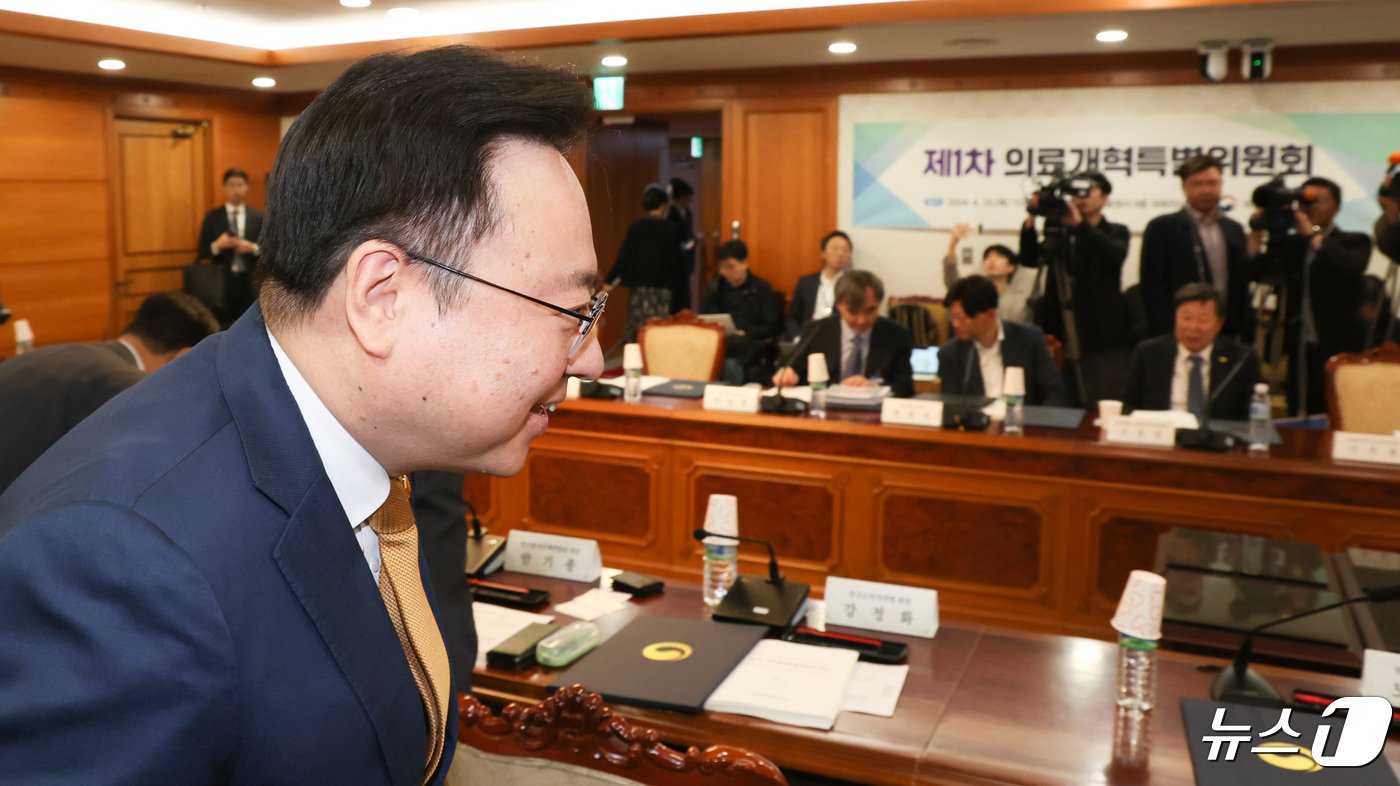 본문 이미지 - 조규홍 보건복지부 장관이 25일 서울 종로구 정부서울청사에서 열린 제1차 의료개혁특별위원회 회의에 참석하고 있다. 2024.4.25/뉴스1 ⓒ News1 허경 기자