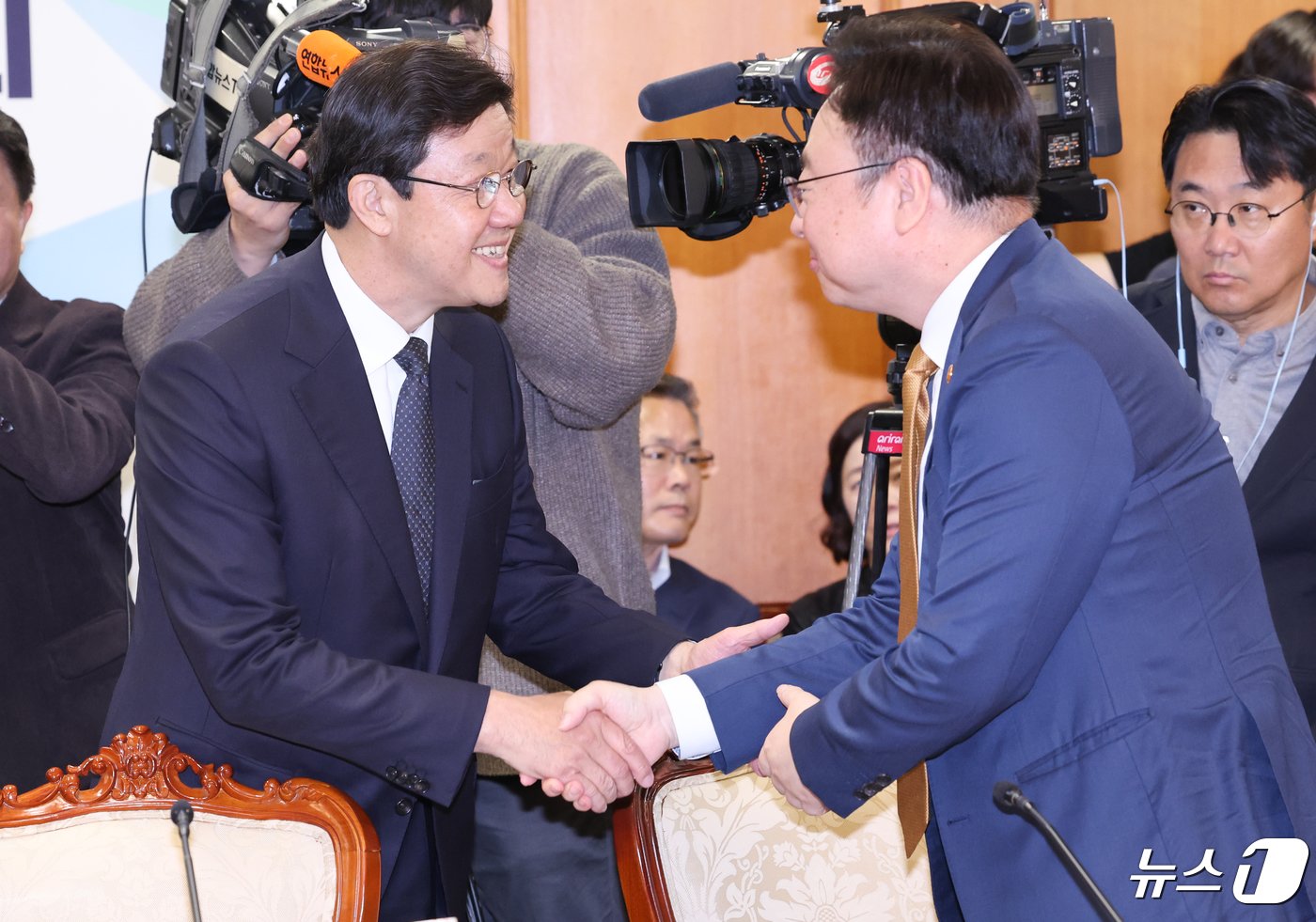 본문 이미지 - 노연홍 의료개혁특별위원회 위원장과 조규홍 보건복지부 장관이 25일 서울 종로구 정부서울청사에서 열린 제1차 의료개혁특별위원회 회의에서 인사하고 있다. 2024.4.25/뉴스1 ⓒ News1 허경 기자