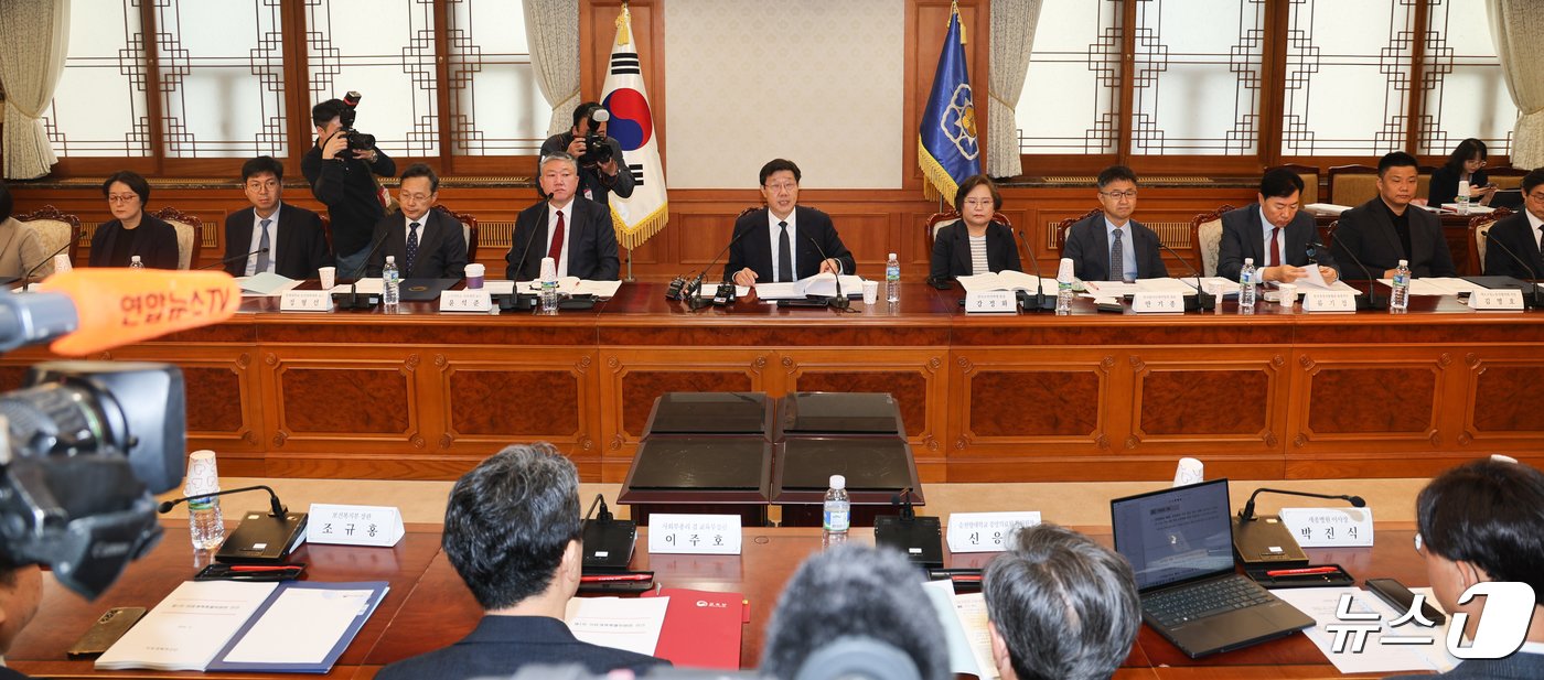 본문 이미지 - 노연홍 의료개혁특별위원회 위원장이 25일 서울 종로구 정부서울청사에서 열린 제1차 의료개혁특별위원회 회의에서 모두발언을 하고 있다. 2024.4.25/뉴스1 ⓒ News1 허경 기자