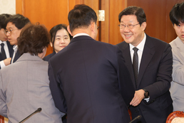 참석자들과 인사하는 노연홍 의료개혁특위원장