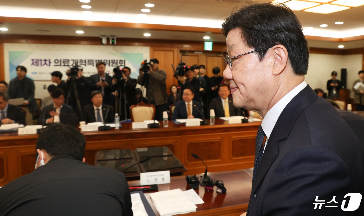 본문 이미지 - 노연홍 의료개혁특별위원회 위원장이 25일 서울 종로구 정부서울청사에서 열린 제1차 의료개혁특별위원회 회의에 참석하고 있다. 2024.4.25/뉴스1 ⓒ News1 허경 기자