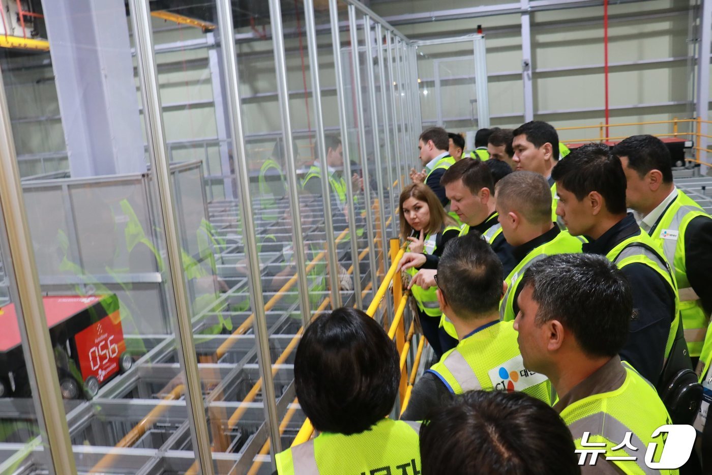 본문 이미지 - 우즈베키스탄 정부 고위급 인사들이 CJ대한통운 인천 GDC 오토스토어를 참관하고 있다.&#40;CJ대한통운 제공&#41;