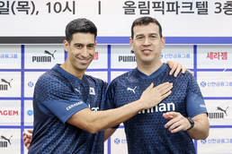 '밝은 표정의 대한민국 남·녀 배구 국가대표팀 감독들'