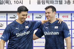어깨동무 하는 대한민국 남·녀 배구 국가대표팀 감독들